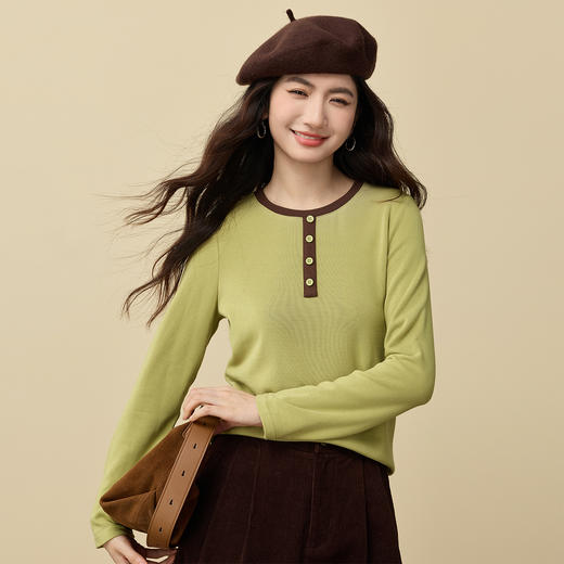 【12/03新品】熙世界牛油果绿正肩T恤女长袖休闲风撞色圆领打底衫2025秋冬新款 商品图4