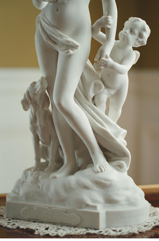 【已售】独角鹿西洋古董1906年代法国出品「La jeunesse entre l'amour et l'amitié 友达以上，恋人未满」主题素胎瓷雕塑 商品图3