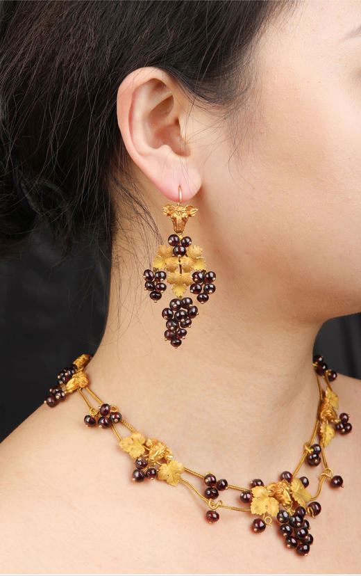 独角鹿西洋古董19世纪晚期法国出品「酒神的狂欢」主题18K黄金微雕石榴石葡萄造型珠宝套件 （含梳栉、胸针、项链、耳坠） 商品图1