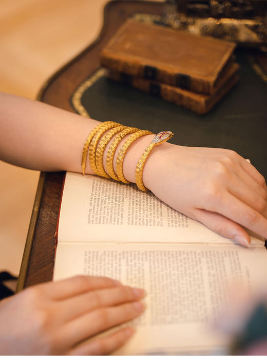 独角鹿西洋古董19世纪欧洲出品18K黄金镶嵌红宝石及钻石编织纹理灵蛇造型手镯 商品图2