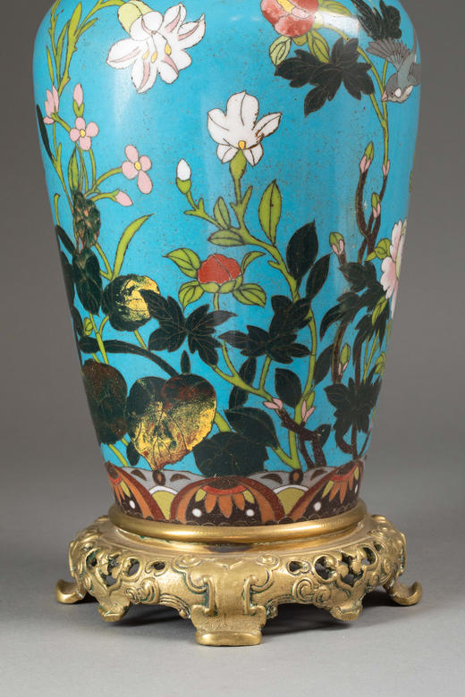 独角鹿西洋古董1850年代日本江户时期出品祥云纹铜鎏金精雕底座装饰「东方花鸟」主题蓝地七宝烧花瓶 商品图6