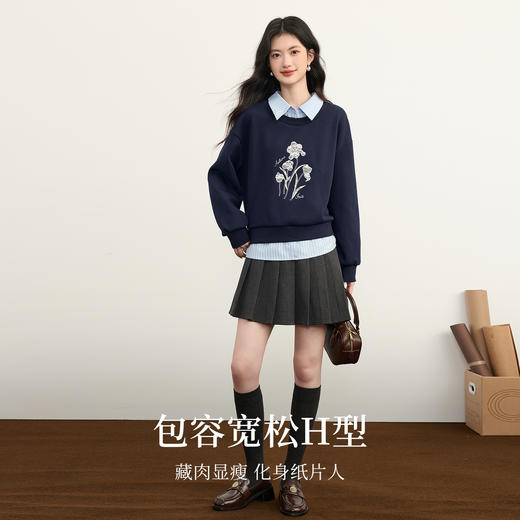 【12/03新品】熙世界鸢尾花刺绣磨绒卫衣女秋冬设计感假两件条纹衬衫领拼接上衣 商品图2