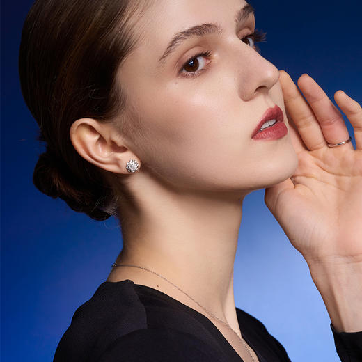 【极慕之星】【门店同款】钻石世家 18K金钻石耳饰 花好月圆系列钻石耳饰 商品图4