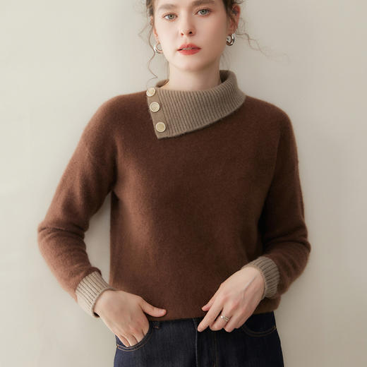 「自」全新升级【铂金会员477/天猫649/差价172】(82959)洛诗琳撞色不规则翻领羊绒衫2025冬季七针宝石扣针织毛衣 商品图4