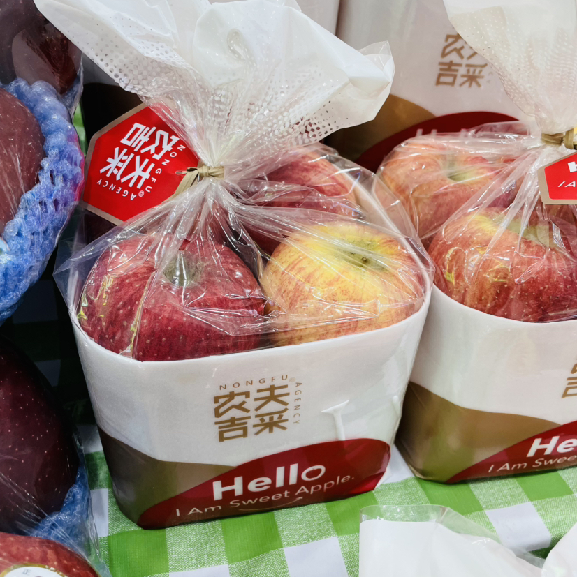 【农夫吉采苹果】#给家人吃的苹果 爱TA，就给TA好的#农夫吉采Hello苹果，皮薄肉脆，香甜可口是您和家人健康生活的必备之选。