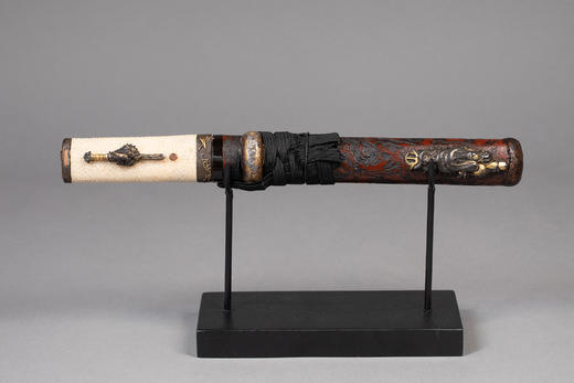 独角鹿西洋古董1504–1521年代日本室町末期永正年间手掻派包吉出品瑞龙主题铜鎏金银精雕装饰树纹漆木刀鞘及鲛皮手柄短刀 商品图0