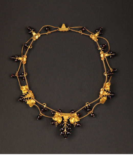 独角鹿西洋古董19世纪晚期法国出品「酒神的狂欢」主题18K黄金微雕石榴石葡萄造型珠宝套件 （含梳栉、胸针、项链、耳坠） 商品图3