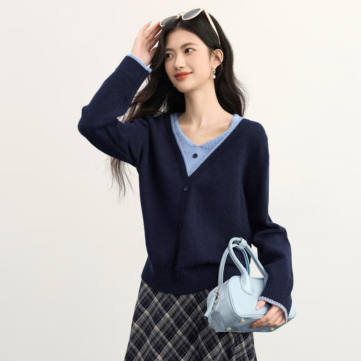 【12/03新品】熙世界假两件撞色V领毛衣女设计感长袖拼接针织上衣2025秋冬新款 商品图4