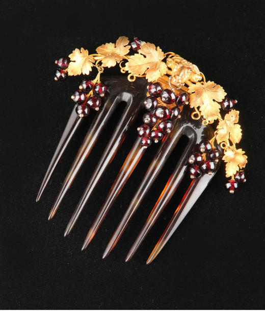 独角鹿西洋古董19世纪晚期法国出品「酒神的狂欢」主题18K黄金微雕石榴石葡萄造型珠宝套件 （含梳栉、胸针、项链、耳坠） 商品图7