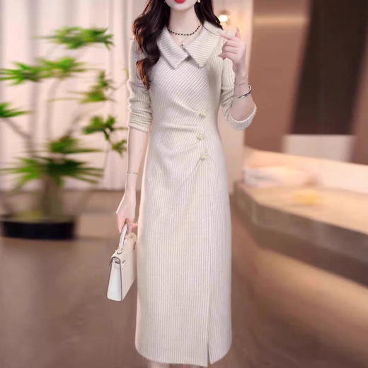 QYMXYKL-C537 2025冬季新款米驼色洋气交叉翻领设计感优雅大气收腰显瘦连衣裙 商品图0