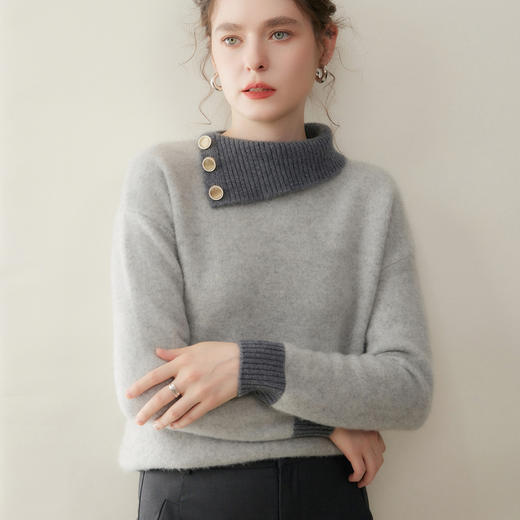 「自」全新升级【铂金会员477/天猫649/差价172】(82959)洛诗琳撞色不规则翻领羊绒衫2025冬季七针宝石扣针织毛衣 商品图0
