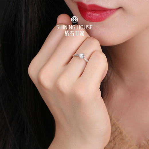 【甄选钻饰】【专享】钻石世家 18K金钻石戒指 显钻钻石戒指简约钻戒 星芒切割镶嵌术 《漂亮的李慧珍》珠宝合作品牌钻石世家专款钻饰（主石约0.04ct） 商品图4