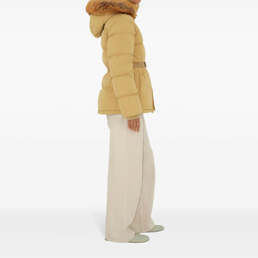 BURBERRY 巴宝莉 女士“B”字徽章尼龙连帽羽绒服 卡其色 8099897 C1544 商品图3