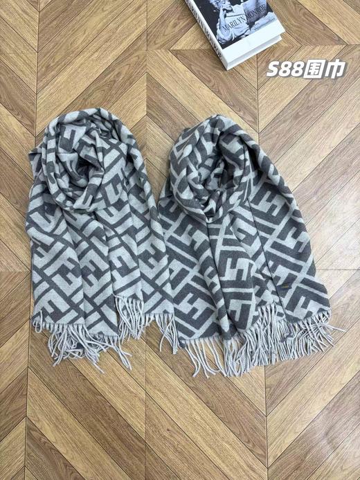 D120203浅灰色系双面印花款羊绒精典款情侣围巾披肩 商品图12