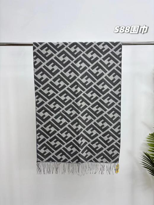 D120203浅灰色系双面印花款羊绒精典款情侣围巾披肩 商品图5