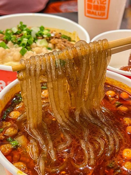 【多妈团购 麻六记酸辣粉6桶装（无豆芽）】每一口都是灵魂!酸酸辣辣贼过瘾!酸辣暴击，超级过瘾!酸辣暴击，味蕾炸裂!红薯，木薯，蕨根淀粉，三粉合一，一口入魂，酸爽-大鱼大物 商品图1