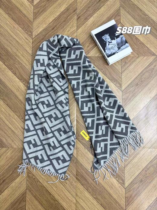 D120203浅灰色系双面印花款羊绒精典款情侣围巾披肩 商品图11