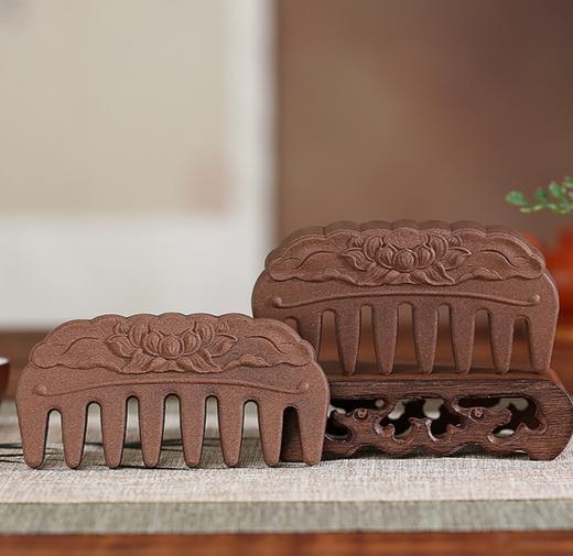 一周发货【合香草本梳子】按摩头皮，温养毛发。以天然本草香药为主要材料，压制而成。芳香植物富含挥发油，让秀发染上淡淡香气。香梳为礼，送的不仅是健康，更是传承千年的香文化。 商品图7