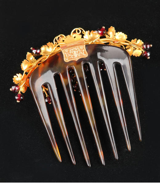 独角鹿西洋古董19世纪晚期法国出品「酒神的狂欢」主题18K黄金微雕石榴石葡萄造型珠宝套件 （含梳栉、胸针、项链、耳坠） 商品图8