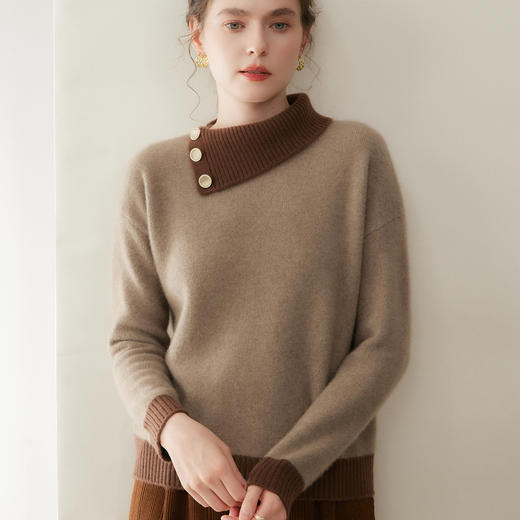 「自」全新升级【铂金会员477/天猫649/差价172】(82959)洛诗琳撞色不规则翻领羊绒衫2025冬季七针宝石扣针织毛衣 商品图3