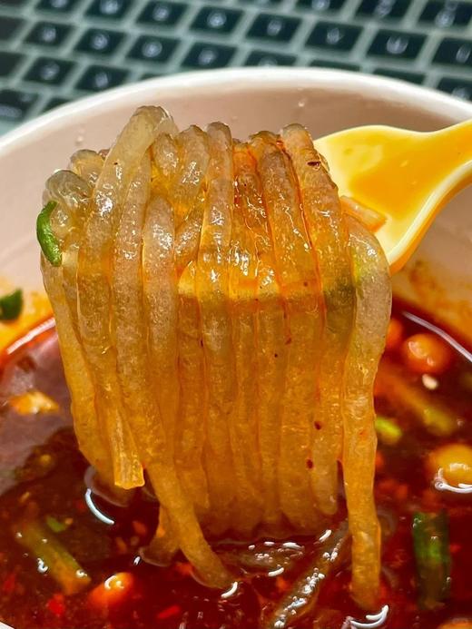 【多妈团购 麻六记酸辣粉6桶装（无豆芽）】每一口都是灵魂!酸酸辣辣贼过瘾!酸辣暴击，超级过瘾!酸辣暴击，味蕾炸裂!红薯，木薯，蕨根淀粉，三粉合一，一口入魂，酸爽-大鱼大物 商品图6