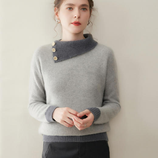 「自」全新升级【铂金会员477/天猫649/差价172】(82959)洛诗琳撞色不规则翻领羊绒衫2025冬季七针宝石扣针织毛衣 商品图1