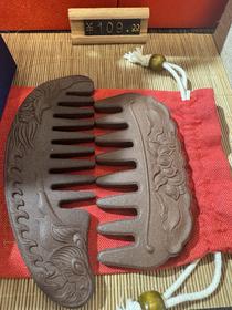 一周发货【合香草本梳子】按摩头皮，温养毛发。以天然本草香药为主要材料，压制而成。芳香植物富含挥发油，让秀发染上淡淡香气。香梳为礼，送的不仅是健康，更是传承千年的香文化。