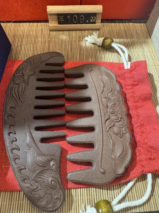 一周发货【合香草本梳子】按摩头皮，温养毛发。以天然本草香药为主要材料，压制而成。芳香植物富含挥发油，让秀发染上淡淡香气。香梳为礼，送的不仅是健康，更是传承千年的香文化。 商品图0