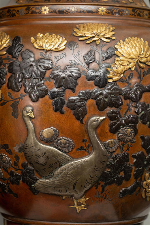 独角鹿西洋古董1880年代日本明治时期出品传统吉祥花鸟主题赤铜地金银象嵌双耳瓶一对 商品图6