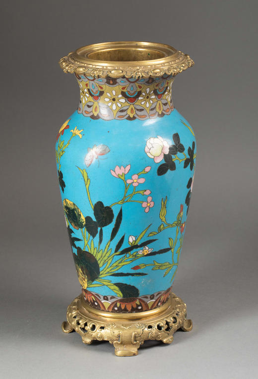 独角鹿西洋古董1850年代日本江户时期出品祥云纹铜鎏金精雕底座装饰「东方花鸟」主题蓝地七宝烧花瓶 商品图4