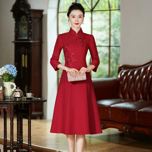 2025秋新款礼服 刺绣粉色紫色婚庆婚宴妈妈喜婆婆连衣裙 商品图1