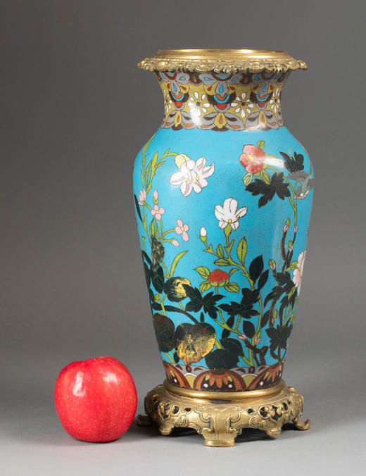 独角鹿西洋古董1850年代日本江户时期出品祥云纹铜鎏金精雕底座装饰「东方花鸟」主题蓝地七宝烧花瓶 商品图1