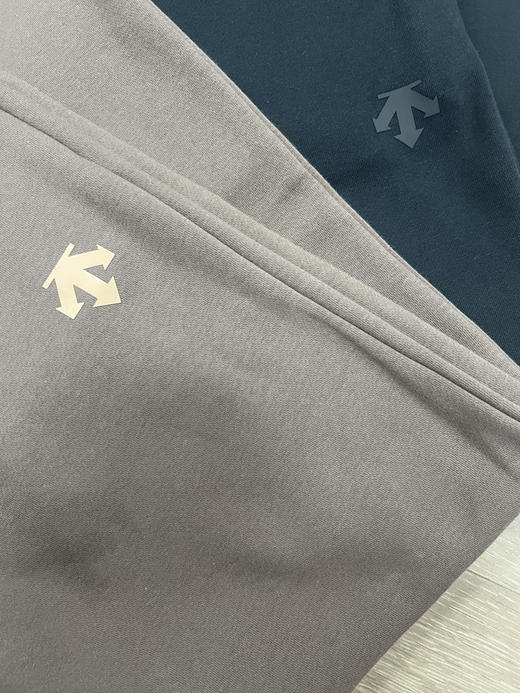 韩单正品 DST迪桑特ESSENTIAL系列秋冬男士加绒束脚卫裤，硅胶logo标设计，内里拉绒保暖亲肤，标牌齐全！
颜色：黑色 咖色
尺码：S-2XL 商品图5