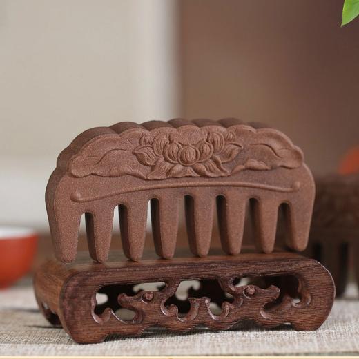 一周发货【合香草本梳子】按摩头皮，温养毛发。以天然本草香药为主要材料，压制而成。芳香植物富含挥发油，让秀发染上淡淡香气。香梳为礼，送的不仅是健康，更是传承千年的香文化。 商品图4