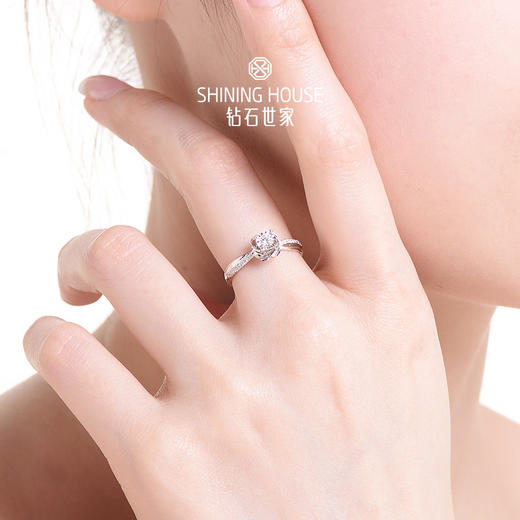 【甄选钻饰】【专享】钻石世家 18K金钻石戒指 显钻钻石戒指简约钻戒 星芒切割镶嵌术 钻石世家专款钻饰（主石约0.08ct、副石0.05ct） 商品图3