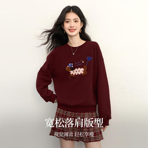 【周四狂欢价】熙世界毛巾绣腊肠狗红色卫衣女2025秋冬新款宽松慵懒圆领无帽上衣 商品图1