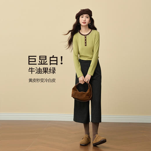 【12/03新品】熙世界牛油果绿正肩T恤女长袖休闲风撞色圆领打底衫2025秋冬新款 商品图1