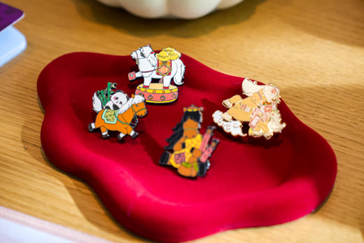 【天星潮玩店】天星小马团新春版 徽章冰箱贴两用款 商品图0