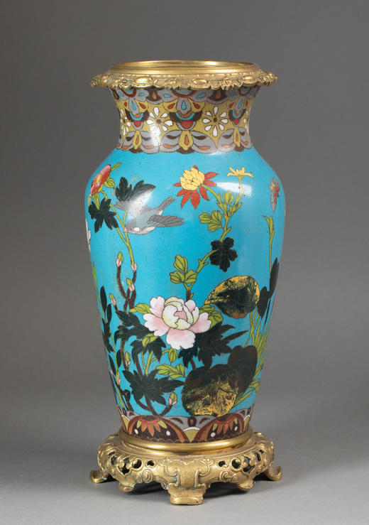 独角鹿西洋古董1850年代日本江户时期出品祥云纹铜鎏金精雕底座装饰「东方花鸟」主题蓝地七宝烧花瓶 商品图3