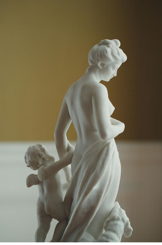 【已售】独角鹿西洋古董1906年代法国出品「La jeunesse entre l'amour et l'amitié 友达以上，恋人未满」主题素胎瓷雕塑 商品图2