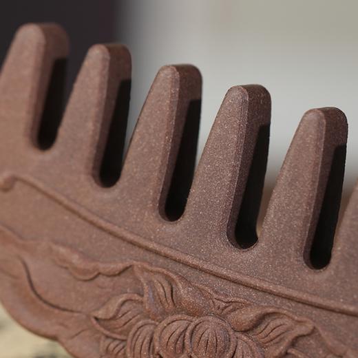 一周发货【合香草本梳子】按摩头皮，温养毛发。以天然本草香药为主要材料，压制而成。芳香植物富含挥发油，让秀发染上淡淡香气。香梳为礼，送的不仅是健康，更是传承千年的香文化。 商品图5