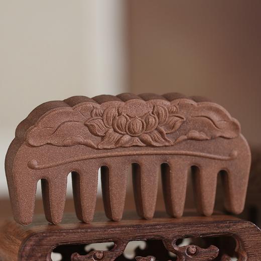 一周发货【合香草本梳子】按摩头皮，温养毛发。以天然本草香药为主要材料，压制而成。芳香植物富含挥发油，让秀发染上淡淡香气。香梳为礼，送的不仅是健康，更是传承千年的香文化。 商品图3