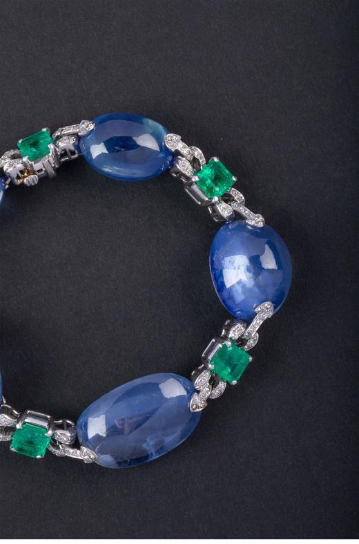 独角鹿西洋古董20世纪法国出品白金镶嵌蓝宝石祖母绿及钻石珠宝套件（含耳饰、项链、手链） 商品图4