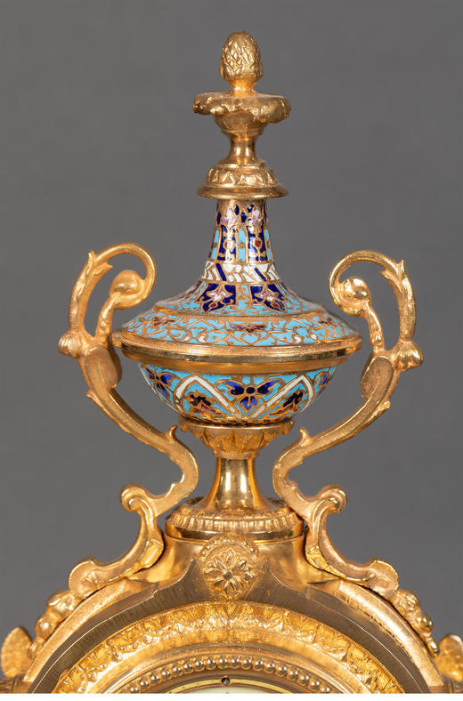 独角鹿西洋古董19世纪末德国出品新古典主义风格铜鎏金精雕镶嵌錾胎珐琅座钟烛台三件套 商品图2