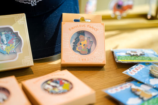 【天星潮玩店】天星小马团新春版 徽章冰箱贴两用款 商品图2