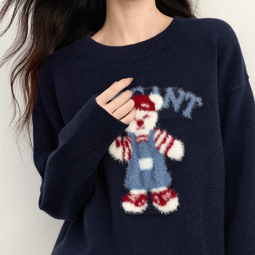 【年货节】熙世界学院风小熊提花圆领毛衣女2025秋冬新款套头宽松落肩针织衫 商品图4