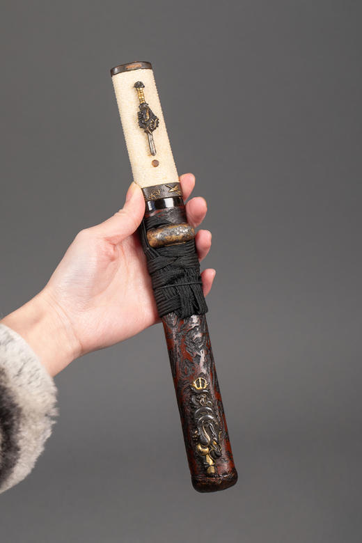 独角鹿西洋古董1504–1521年代日本室町末期永正年间手掻派包吉出品瑞龙主题铜鎏金银精雕装饰树纹漆木刀鞘及鲛皮手柄短刀 商品图1