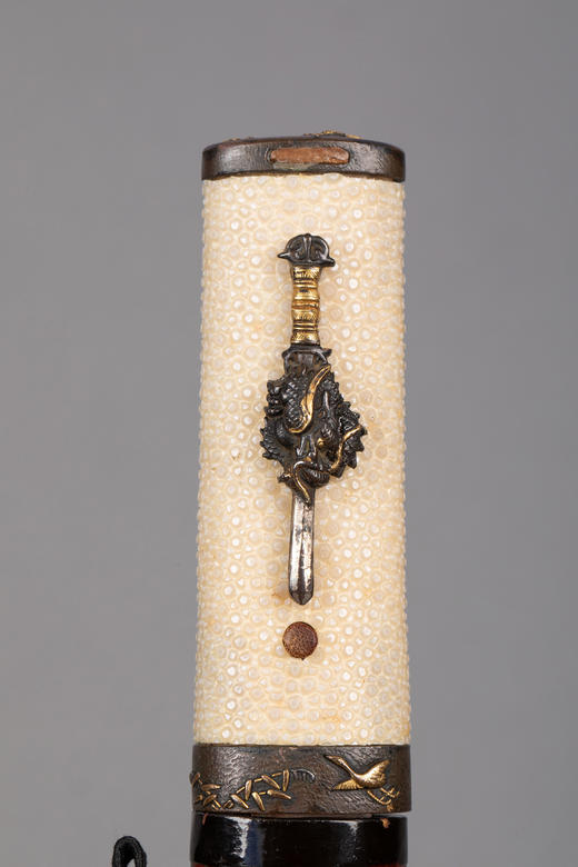 独角鹿西洋古董1504–1521年代日本室町末期永正年间手掻派包吉出品瑞龙主题铜鎏金银精雕装饰树纹漆木刀鞘及鲛皮手柄短刀 商品图7