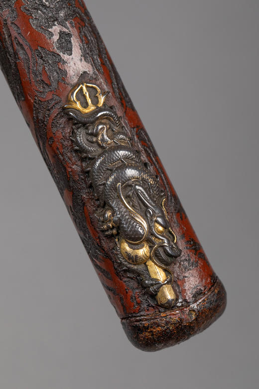 独角鹿西洋古董1504–1521年代日本室町末期永正年间手掻派包吉出品瑞龙主题铜鎏金银精雕装饰树纹漆木刀鞘及鲛皮手柄短刀 商品图9