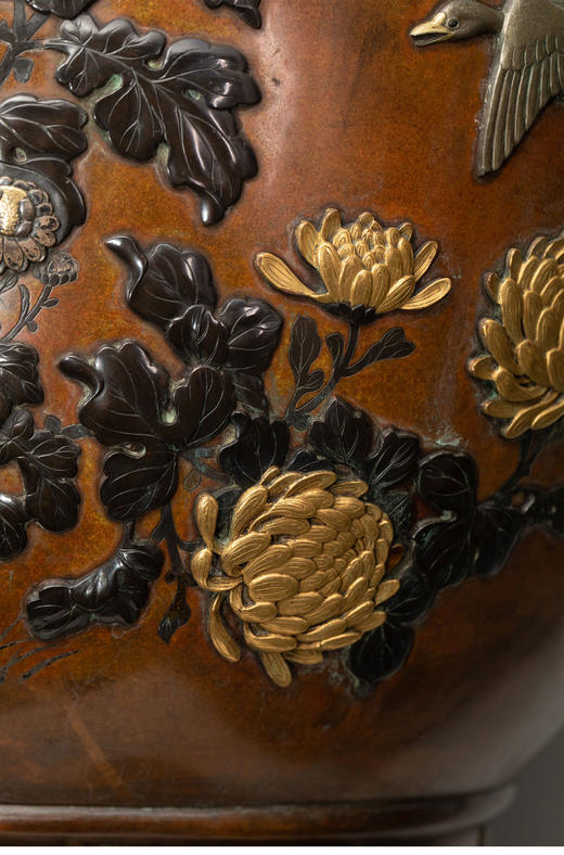 独角鹿西洋古董1880年代日本明治时期出品传统吉祥花鸟主题赤铜地金银象嵌双耳瓶一对 商品图7